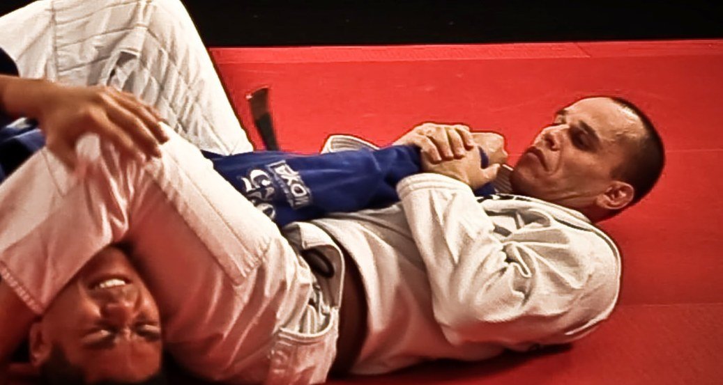 Dois atletas de jiu-jitsu treinando no tatame